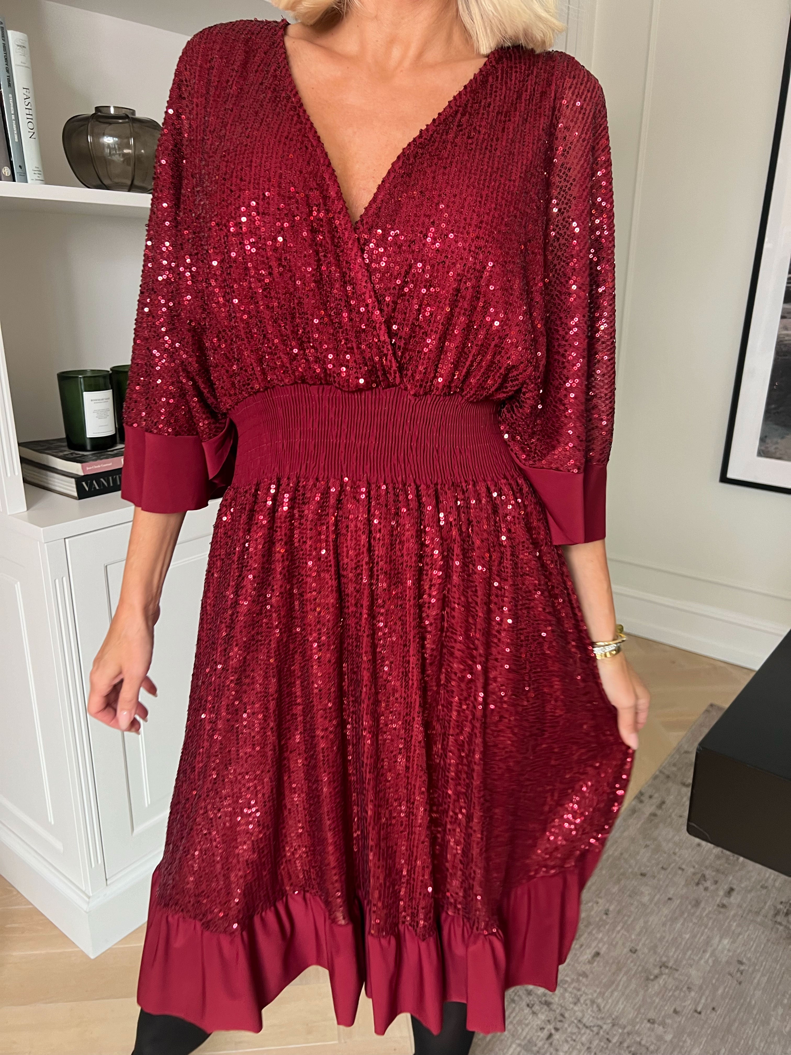 Pamela Glitter Short - Paljettklänning i plus size med volanger och smock